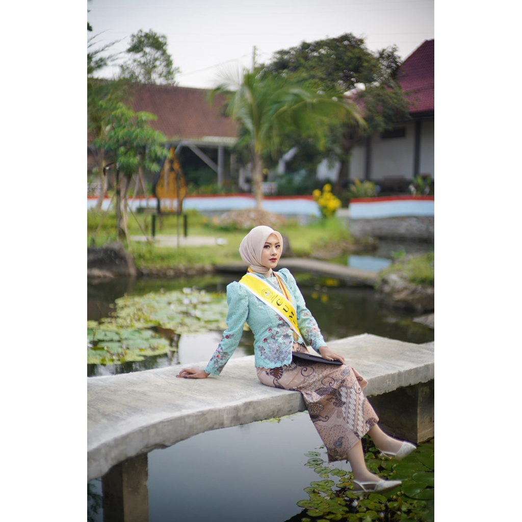 Sewa Kebaya Lengkap Harga sudah termasuk kebaya, rok, dan kerudung.