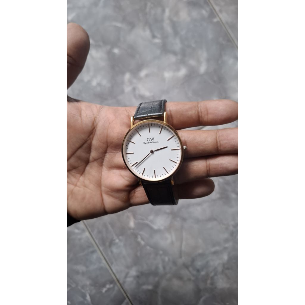 JAM TANGAN DANIEL WELLINGTON PRELOVED