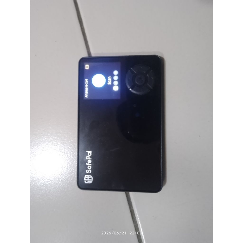 SafePal S1  (dompet kripto fisik hardware wallet / cold storage pertama)