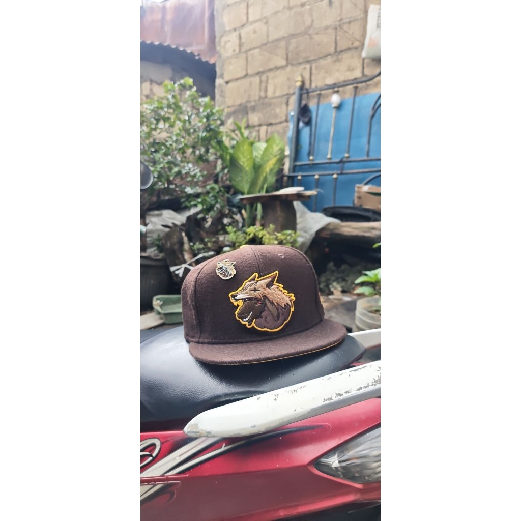 new era justfitted serigala