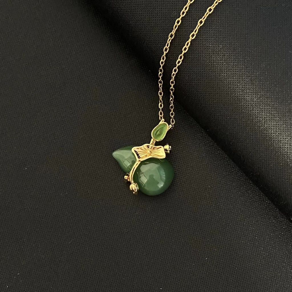 (101) Kalung Titanium Wanita Liontin Kendi Giok Hijau Tua Labu Wu Lou Hulu Keberuntungan PTK-111