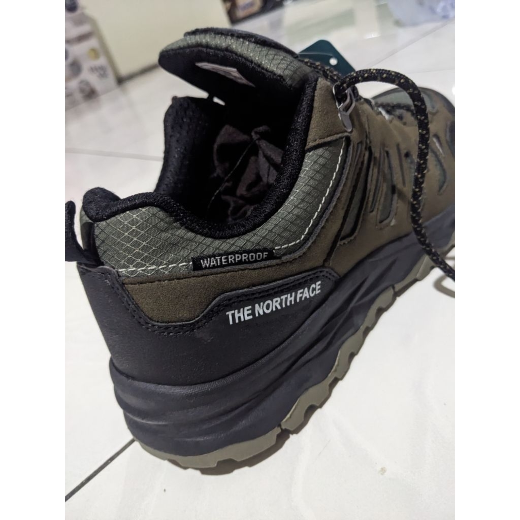 Sepatu Outdoor hiking TNF
