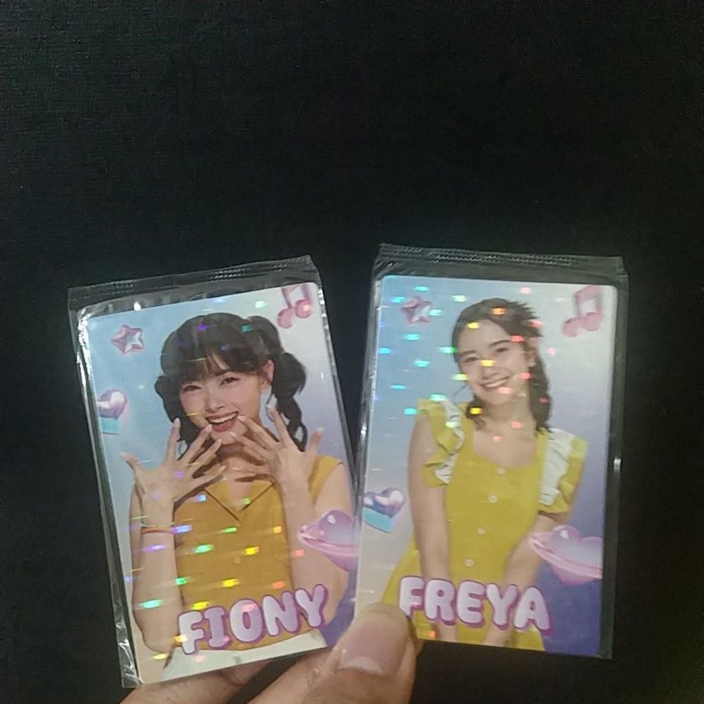 2 PCS PHOTOCARD RARE HOLOGRAM JAPOTA X JKT48 FREYA FIONY (1 bagian blkg ada dent, baca deskripsi & c