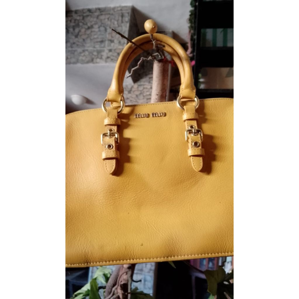 Tas bahu kulit merk Miu Miu preloved second
