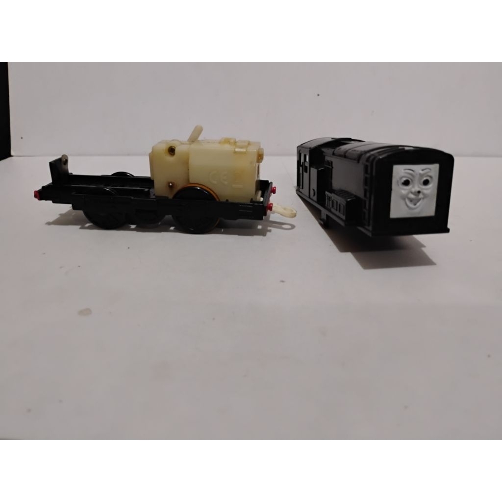 kereta Thomas and Friends diesel elektrik on ori tomy