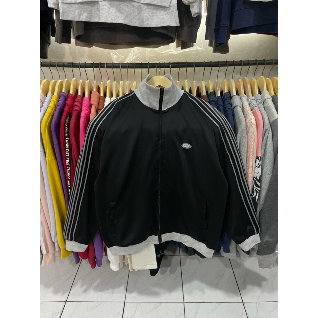 TRACKTOP MONO-MART STRIPED HITAM/ABU