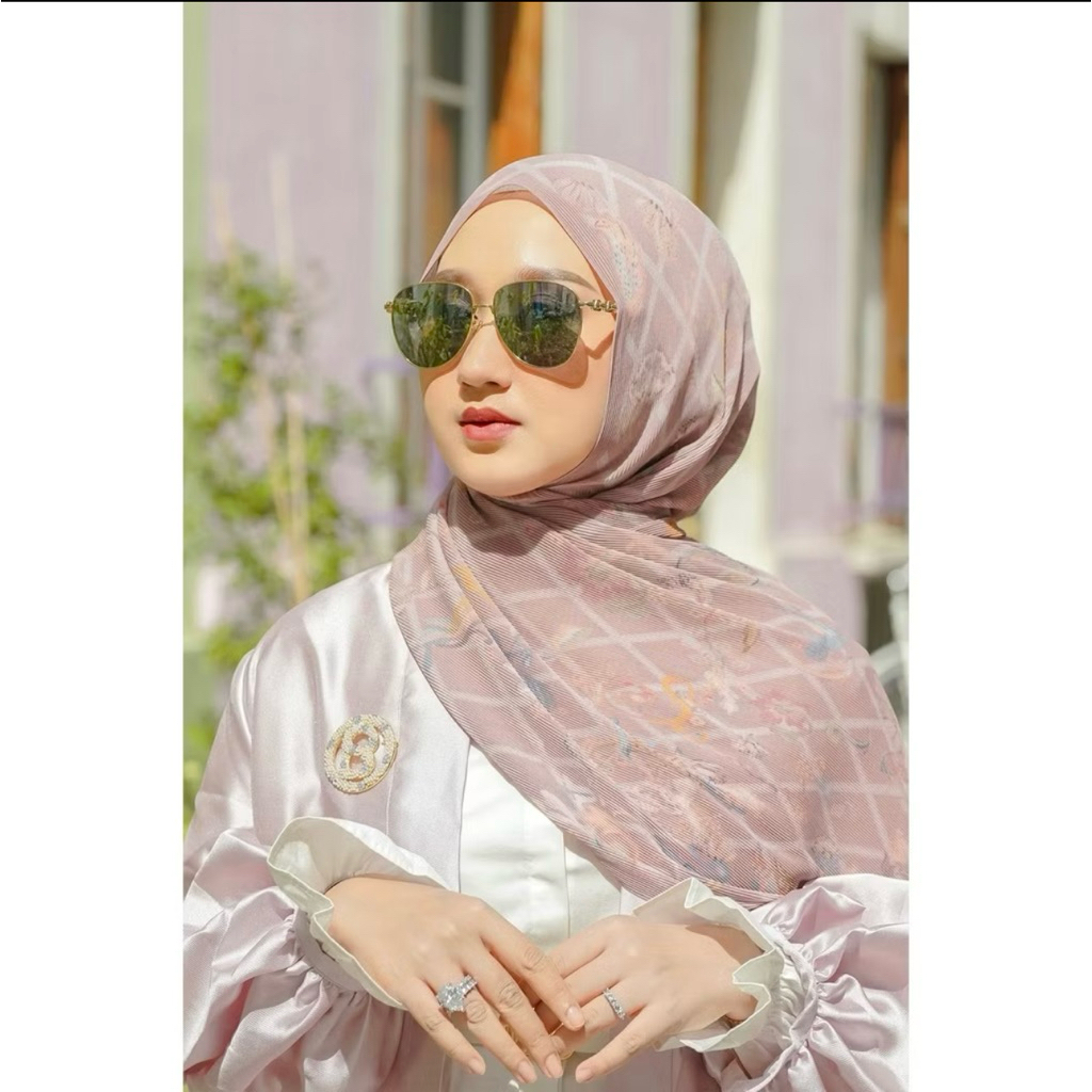 BUTTONSCRAVES THE AUTOGRAPH PLEATED SHAWL LAVANDE