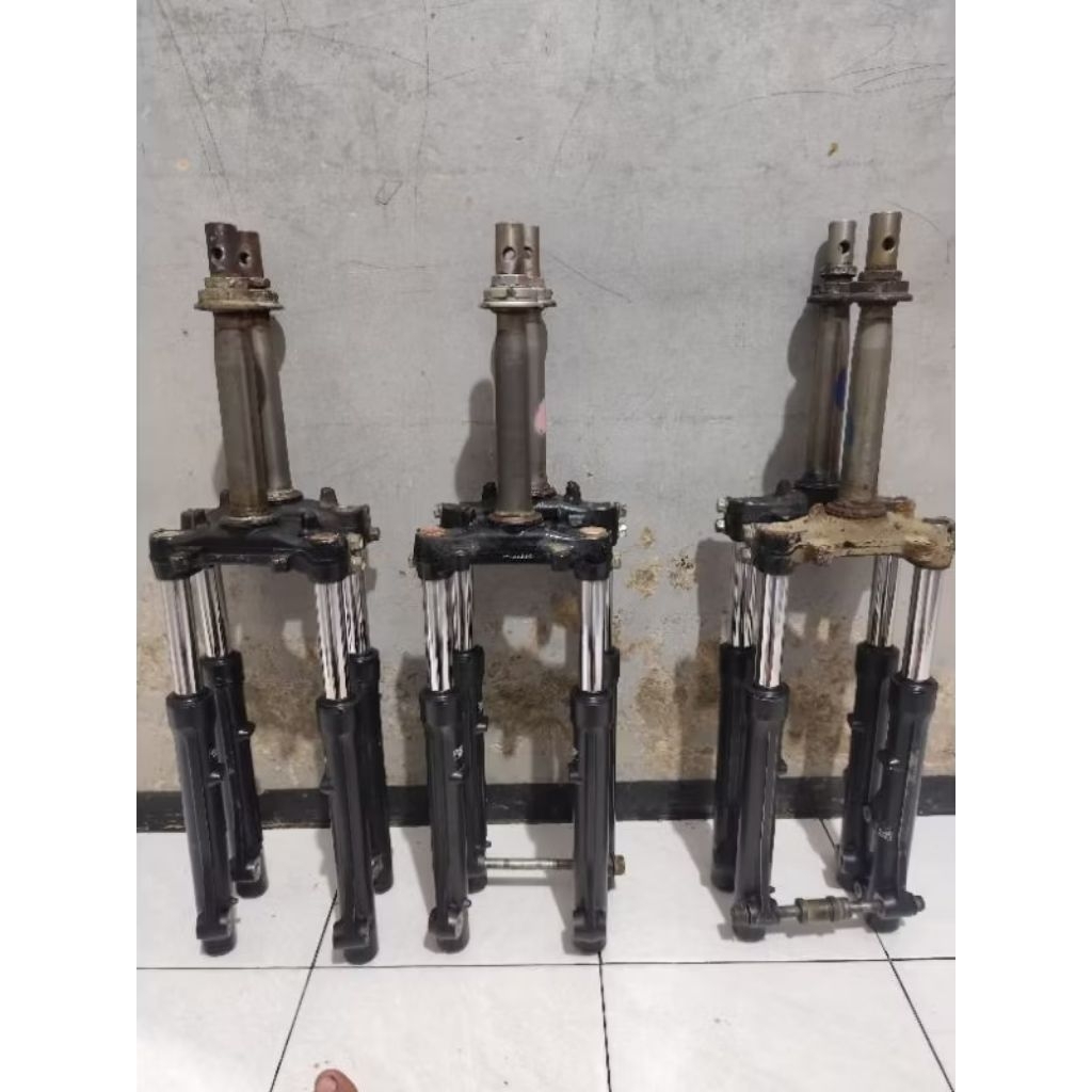 skok depan komplit set segitiga motor vario 125 old kzr. barang second original lepasan motor normal