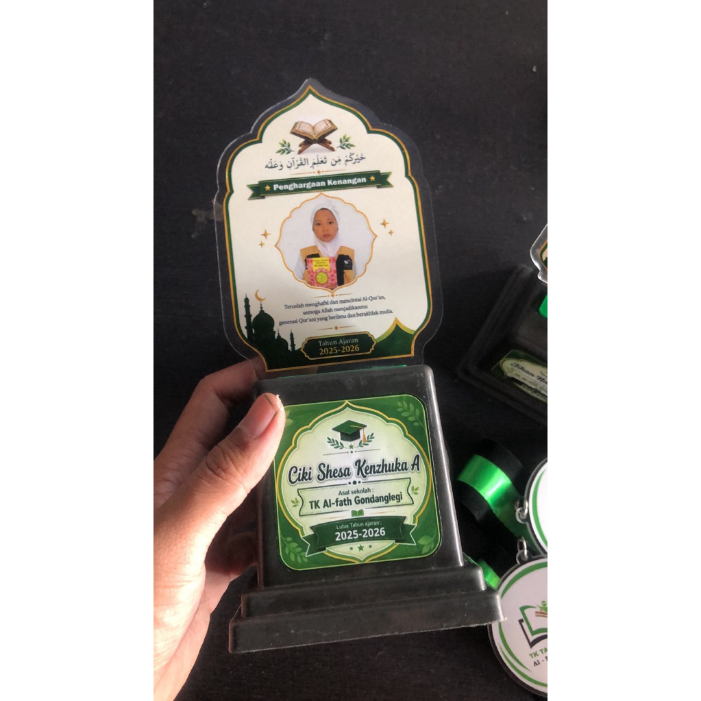 Piala Wisuda SD Piala Anak SD Plakat Anak SD Plakat Wisuda SD