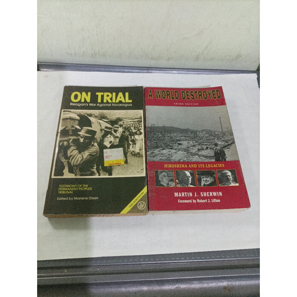 buku import A, World Destroyed Hiroshima and its legacy (Martin J Sherwin) dan On Trial Reagan's War