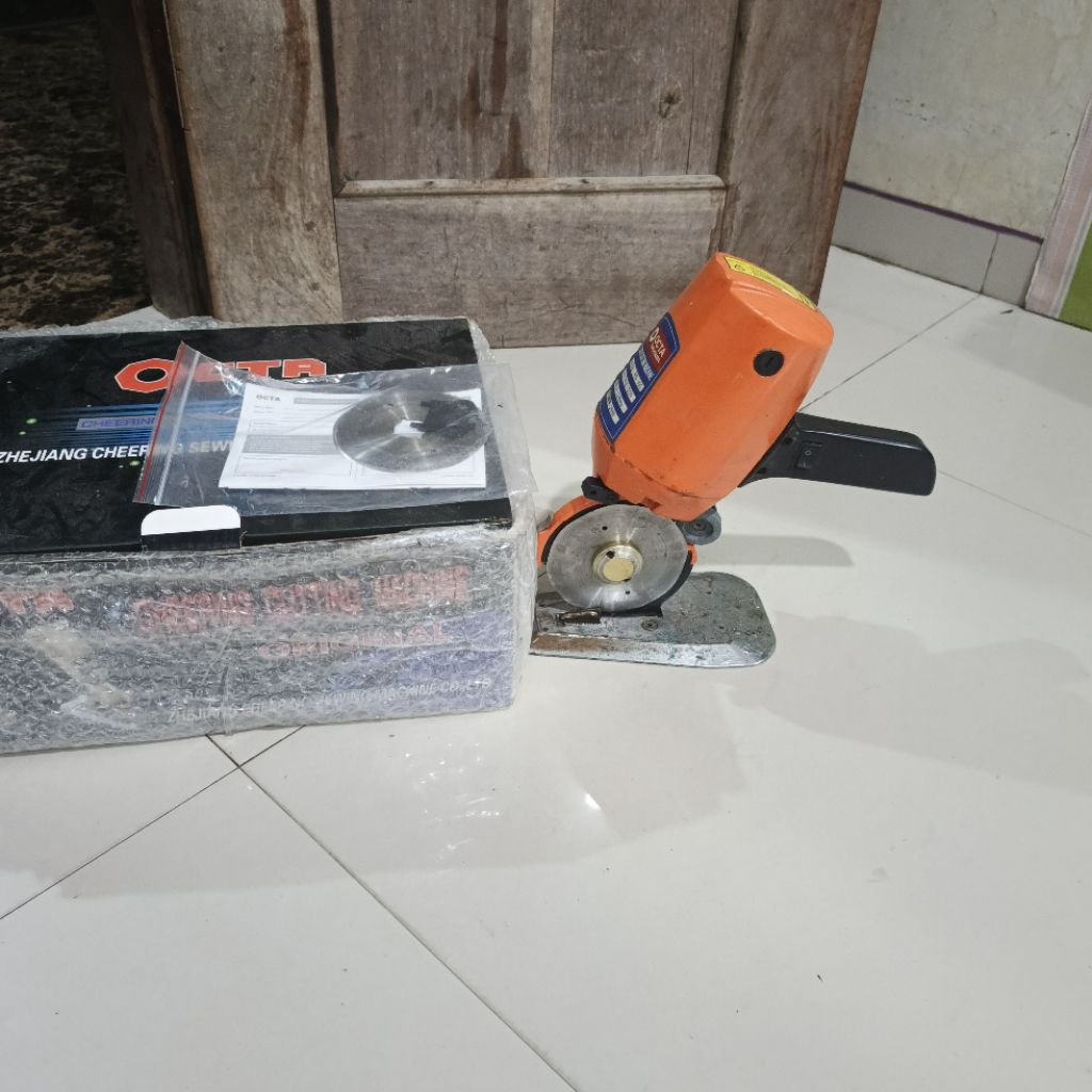 MESIN POTONG KAIN BEKAS OKTA WARNA RANDOM