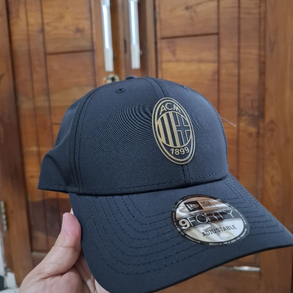 Topi New Era AC Milan 9FORTY Black/Gold official