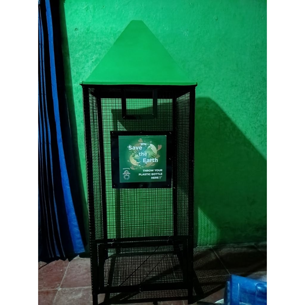 TEMPAT SAMPAH BOTOL PLASTIK DAUR ULANG