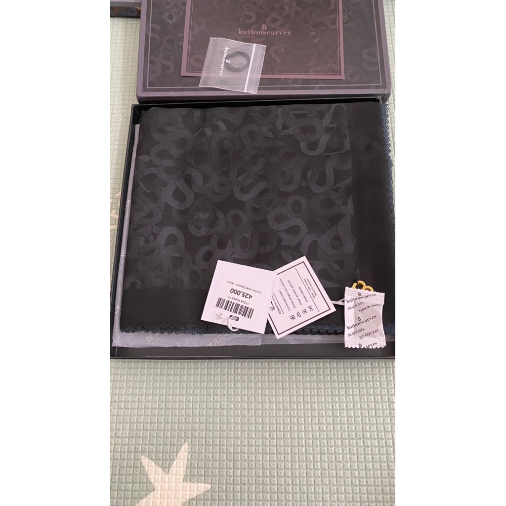 New buttonscarves samla black defect box