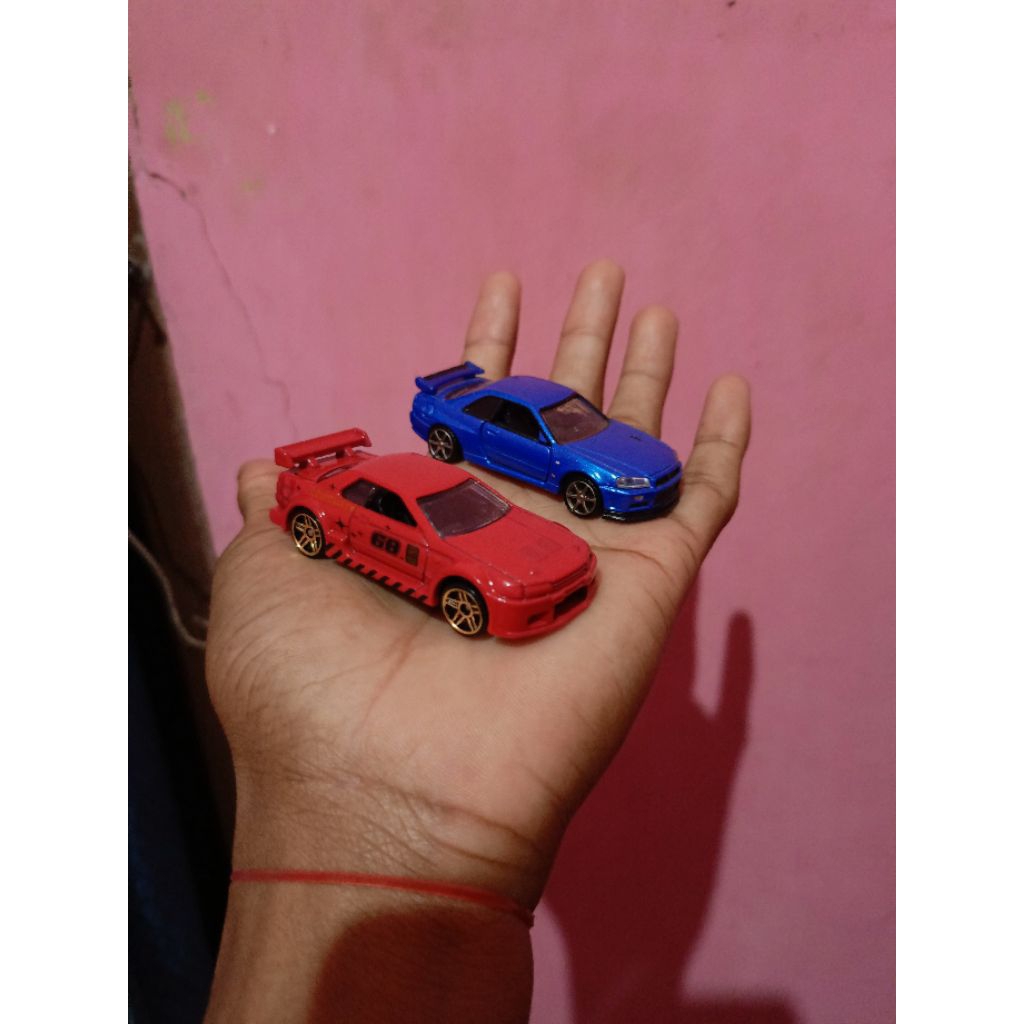 koleksi hotwheels R32 merah