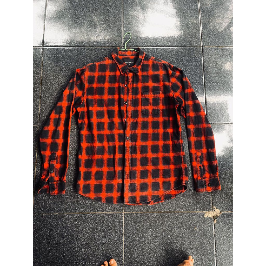 kemeja TJb nearby kotak2 merah