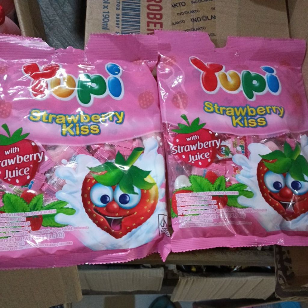 permen yupi strawberry kiis 1 bungkus isi 120g