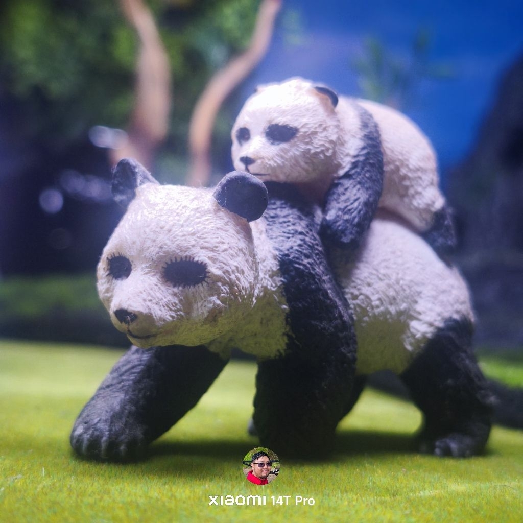 Papo Panda with baby figure