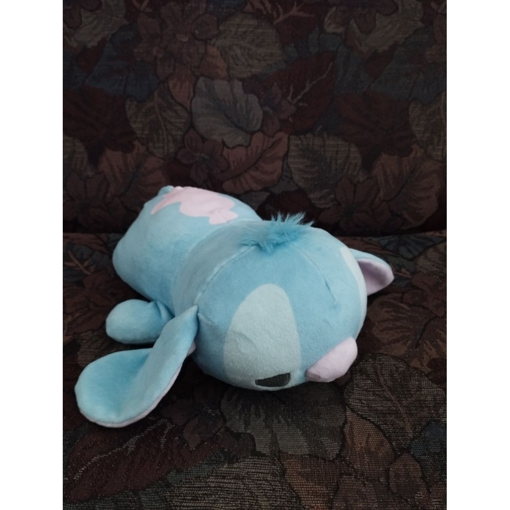Boneka stitch rebahan miniso