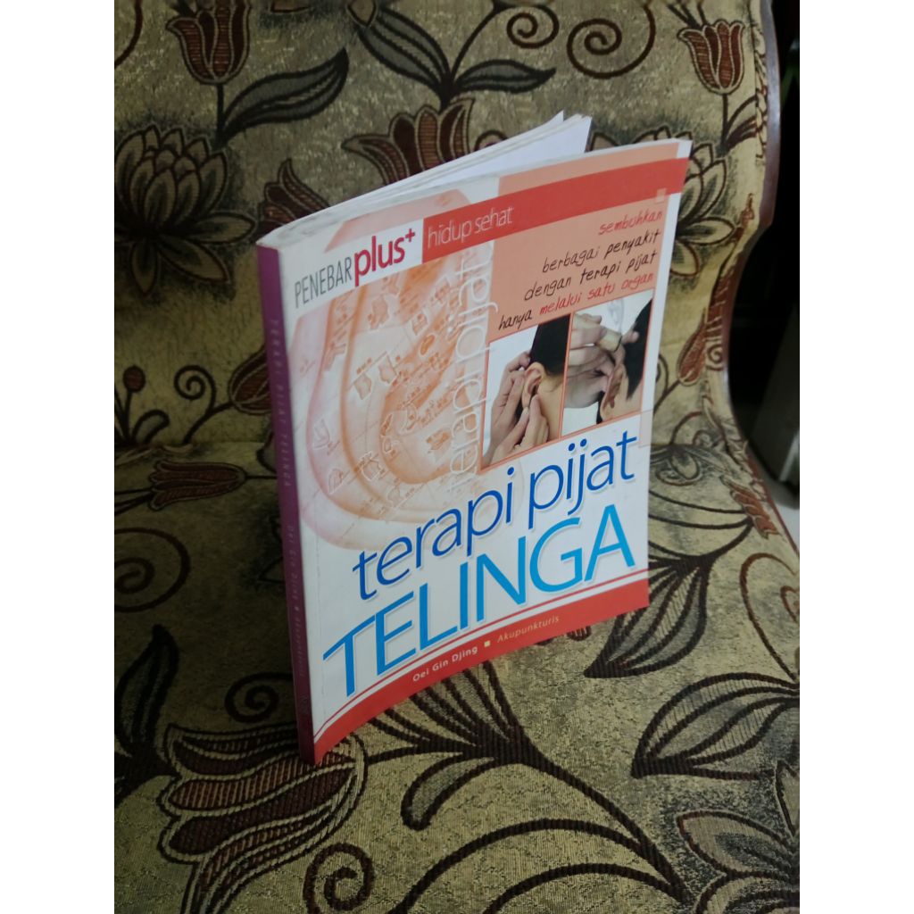 Terapi Pijat Telinga - Oei Gin Djing