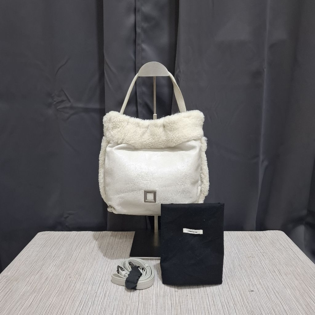 Rouge & Lounge Slingbag Bucket Bag Lambskin in Broken White