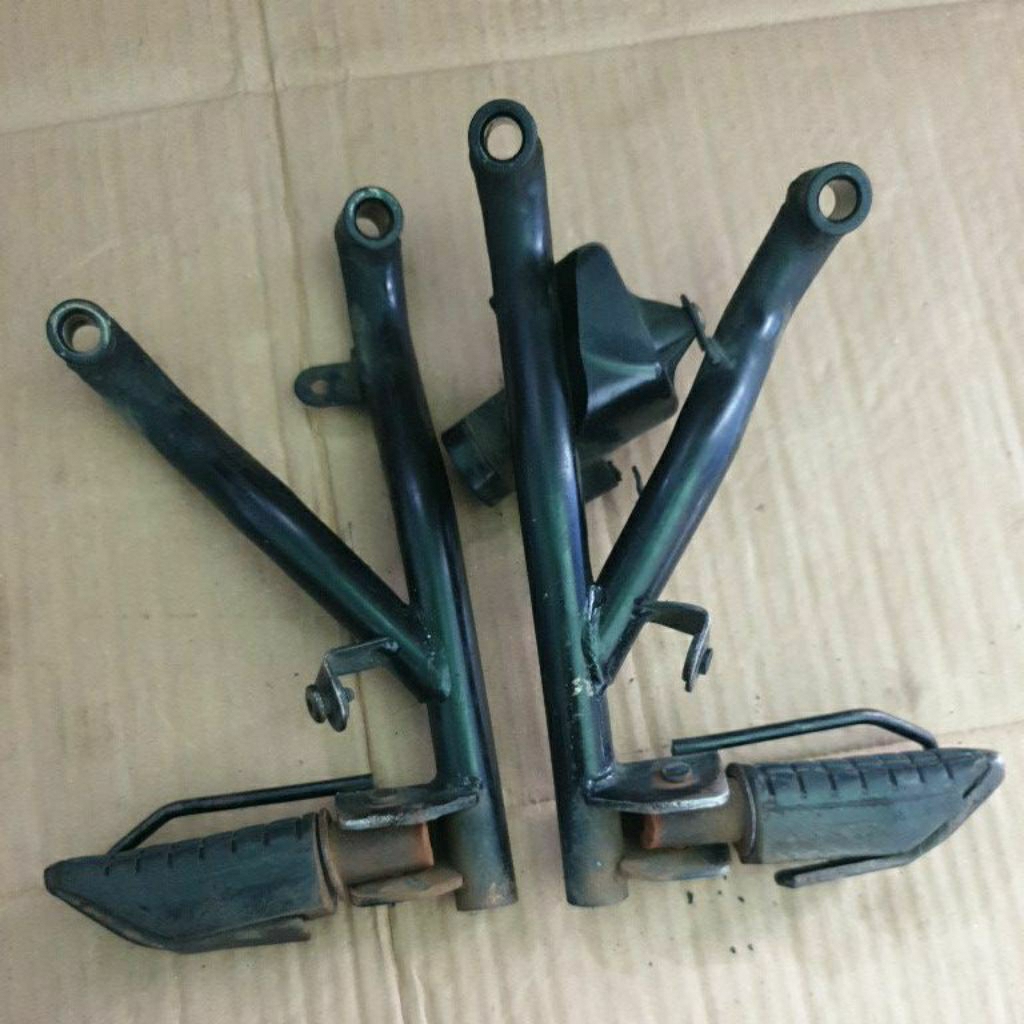 dudukan footstep vario 110 karbu