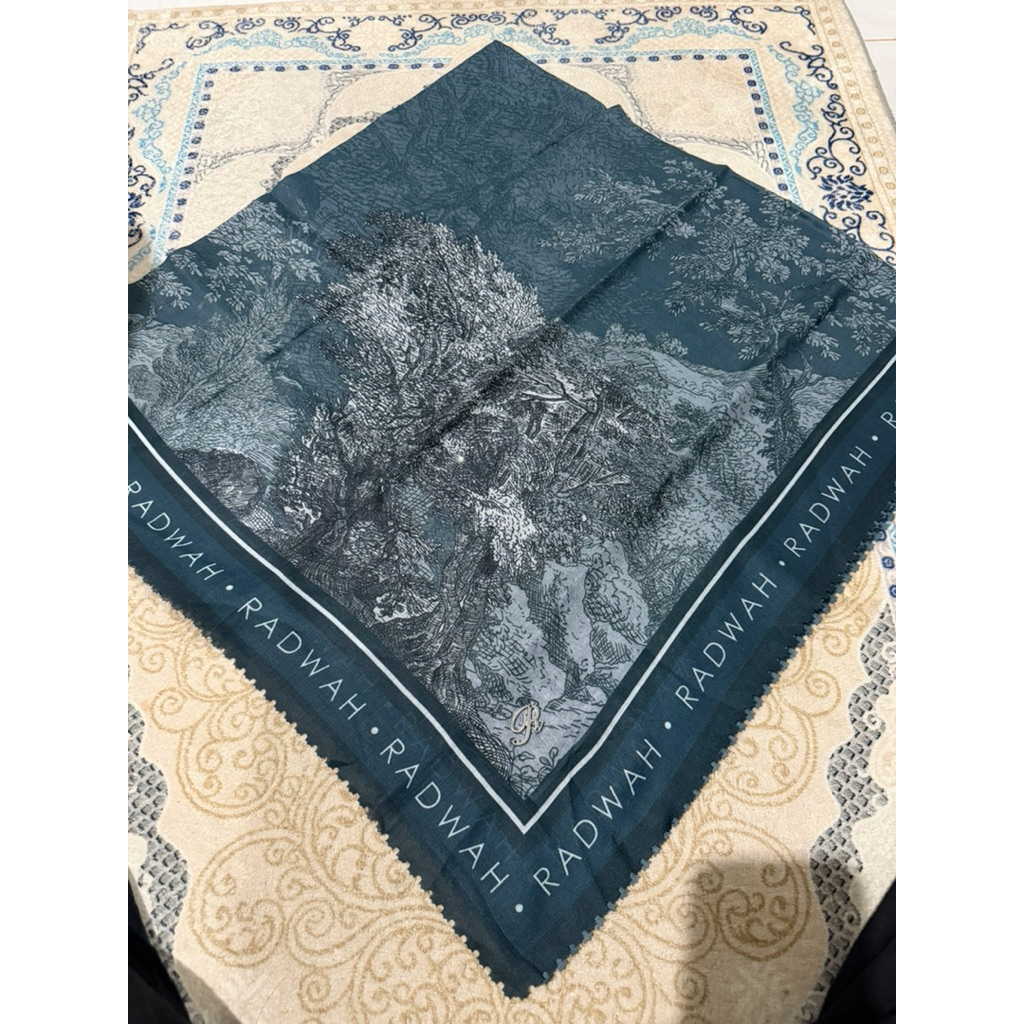 Radwah scarf