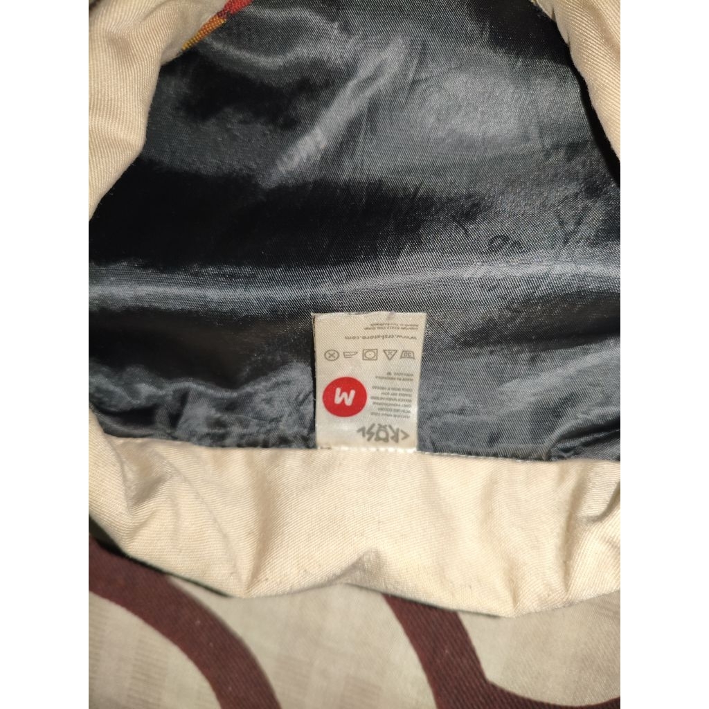 Preloved Lecet tipis siku kiri Size M CRSL Chilo Adopter Jacket | Cream | Pria Wanita