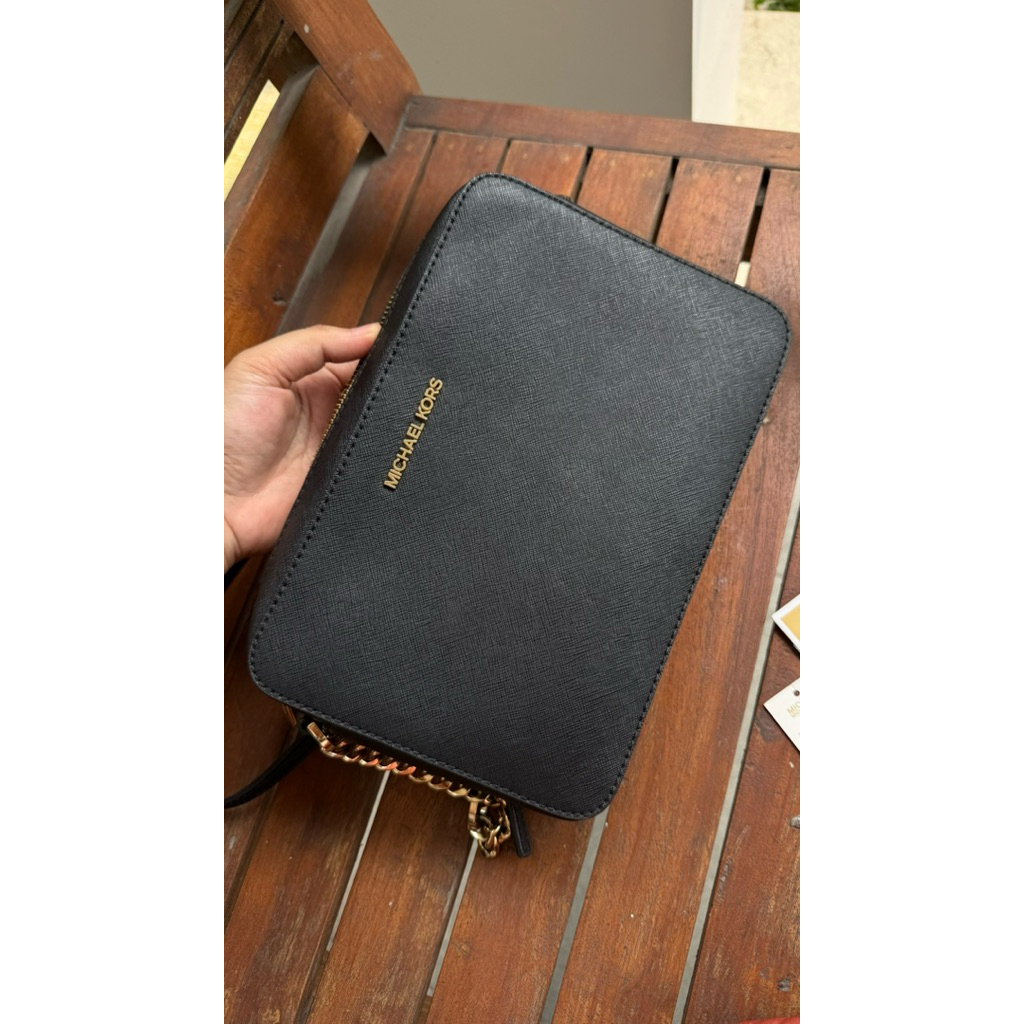 Michael Kors Jet Set Item Large Crossbody Black Gold