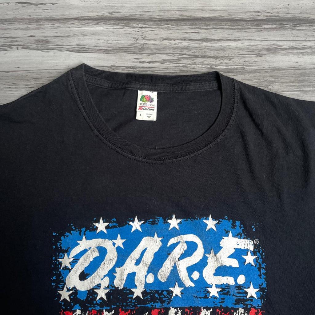 PAKAIAN PRIA KAOS BAND TEES D.A.R.E AMERICAN FLAG SIZE LARGE FRUIT OF THE LOOM FOTL