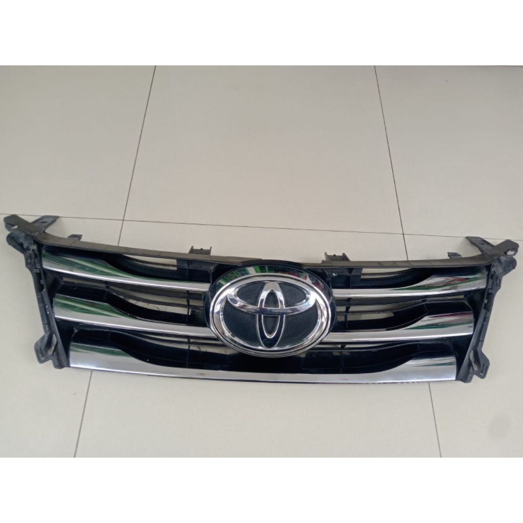 grill toyota fortuner vrz original