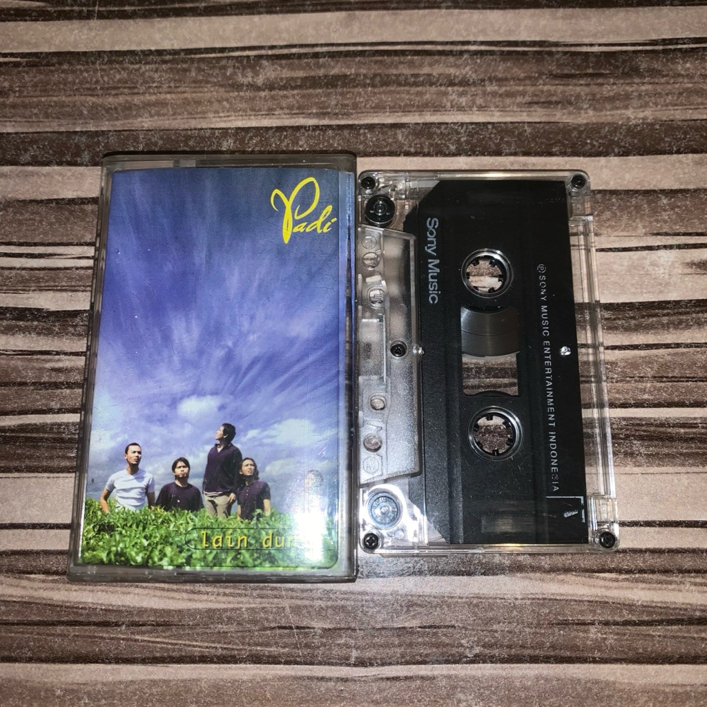 Kaset Pita Album “ LAIN DUNIA”