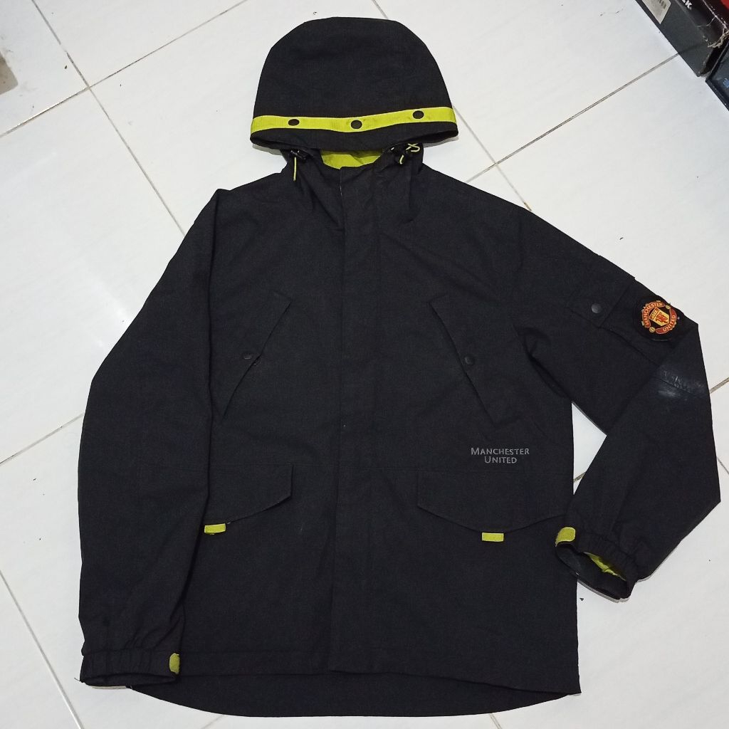 Jaket Outdoor Gorpcore Manchester United Official sizeM waterproof windproof