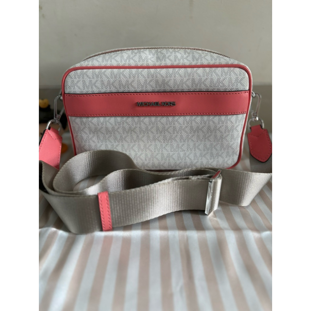 Preloved tas MK Camera bag vanilla with pink