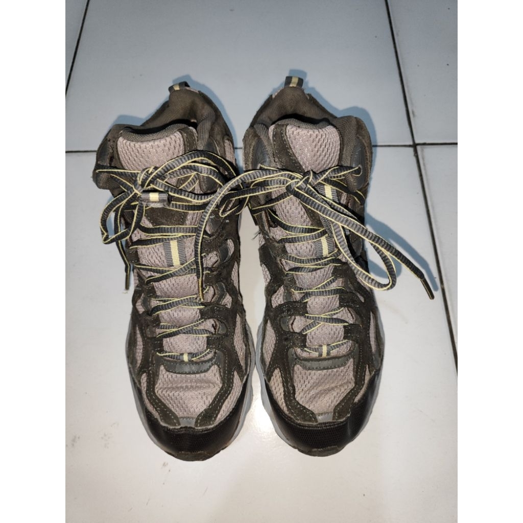 SEPATU COLUMBIA