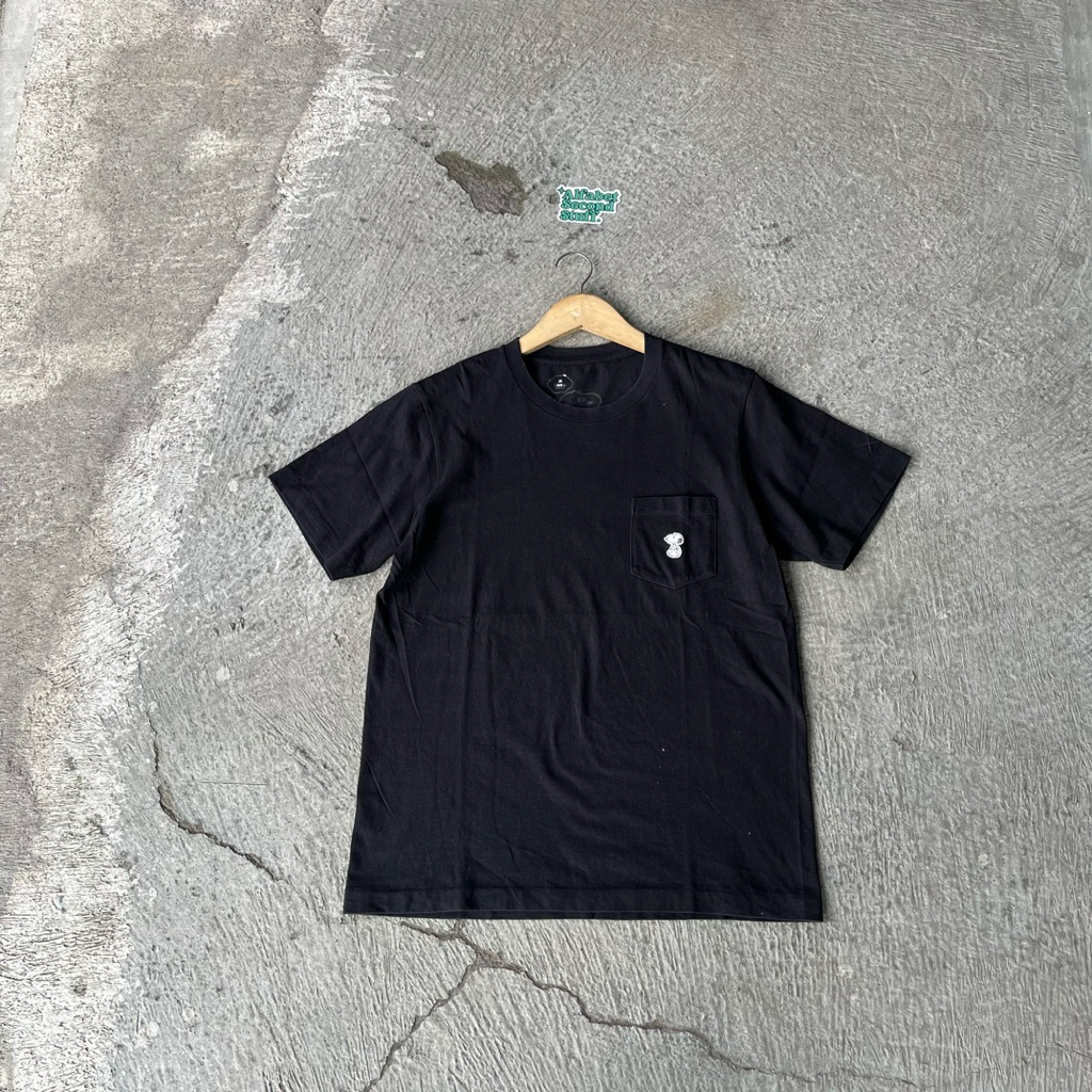Kaos Uniqlo x Kaws x Peanuts Pocket TS909