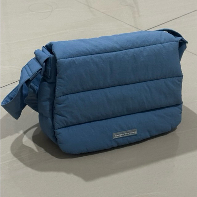 preloved beyond the vines poofy bag