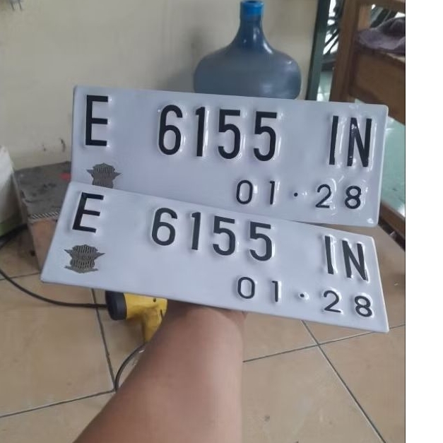 plat putih baut tanam