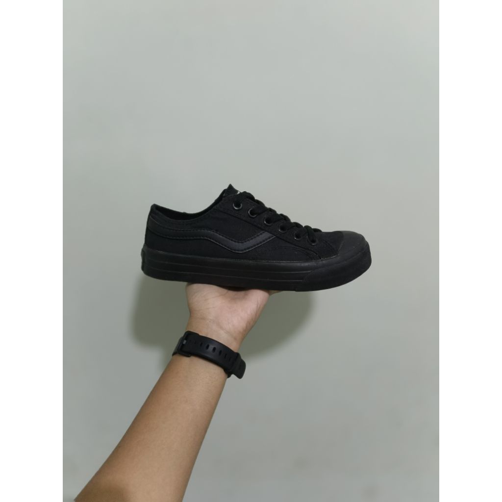 Sepatu Ventela Public Full Black Original Sepatu Ori Sepatu Second Preloved Sepatu Full Black sz 37