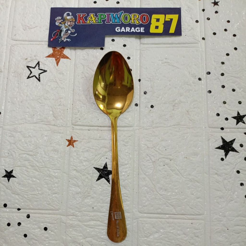 sendok makan berwarna emas (gold) bahan stainless steel