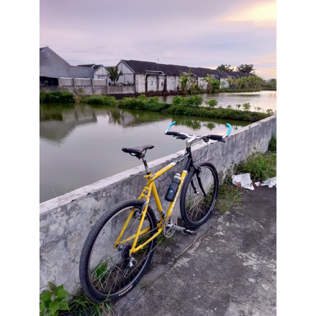 SEPEDA VINTAGE . AMERICAN BERILLIUM .MADE IN USA .FRAME ALLOY SIZE 19" BAN 26".GRUP SET FULL DEORE L