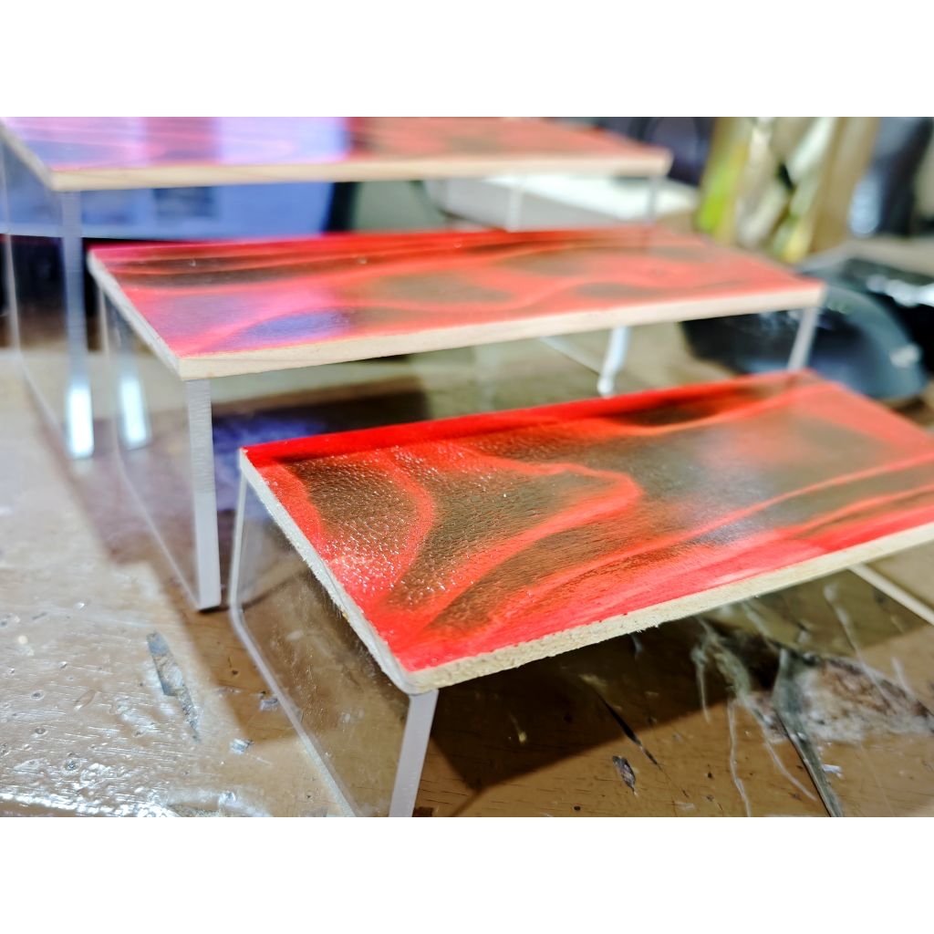 Rak Susun Akrilik & Kayu Jati Belanda Stand Figure Display Produk Bahan Akrilik Tebal 5 mm Kayu Jati