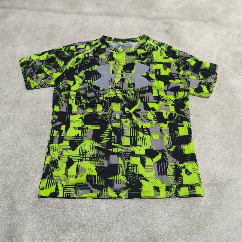 Kaos olahraga under armour camo