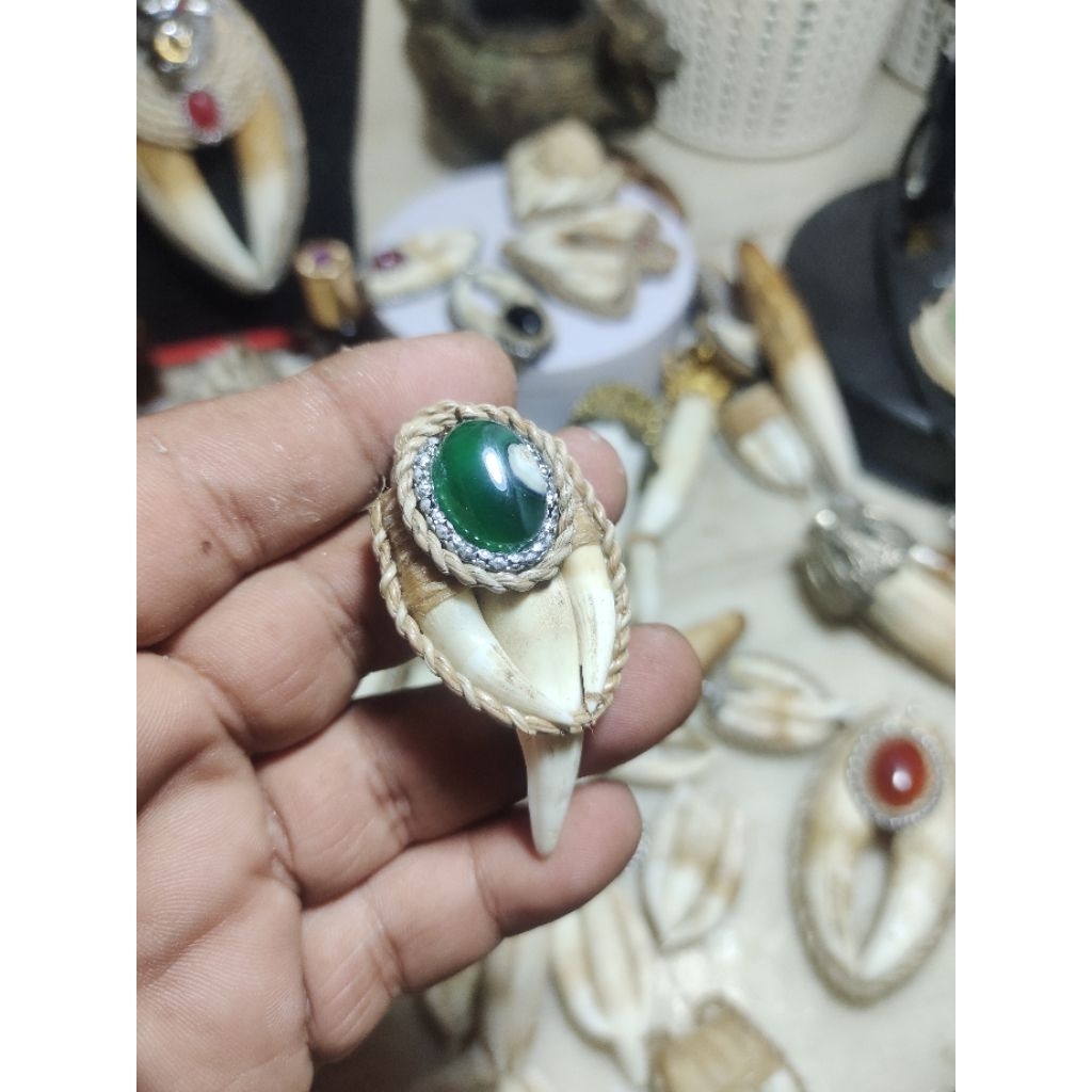 Liontin Trilogi Taring Buaya Etnik