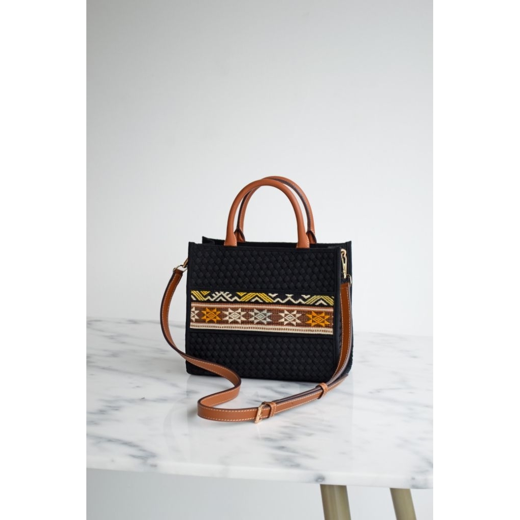 Linette Deanna | tas selempang anyam| tas batik tenun