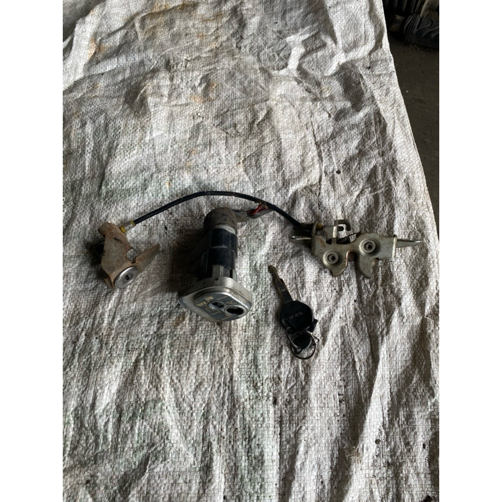 Kunci kontak set spacy karbu original copotan motor