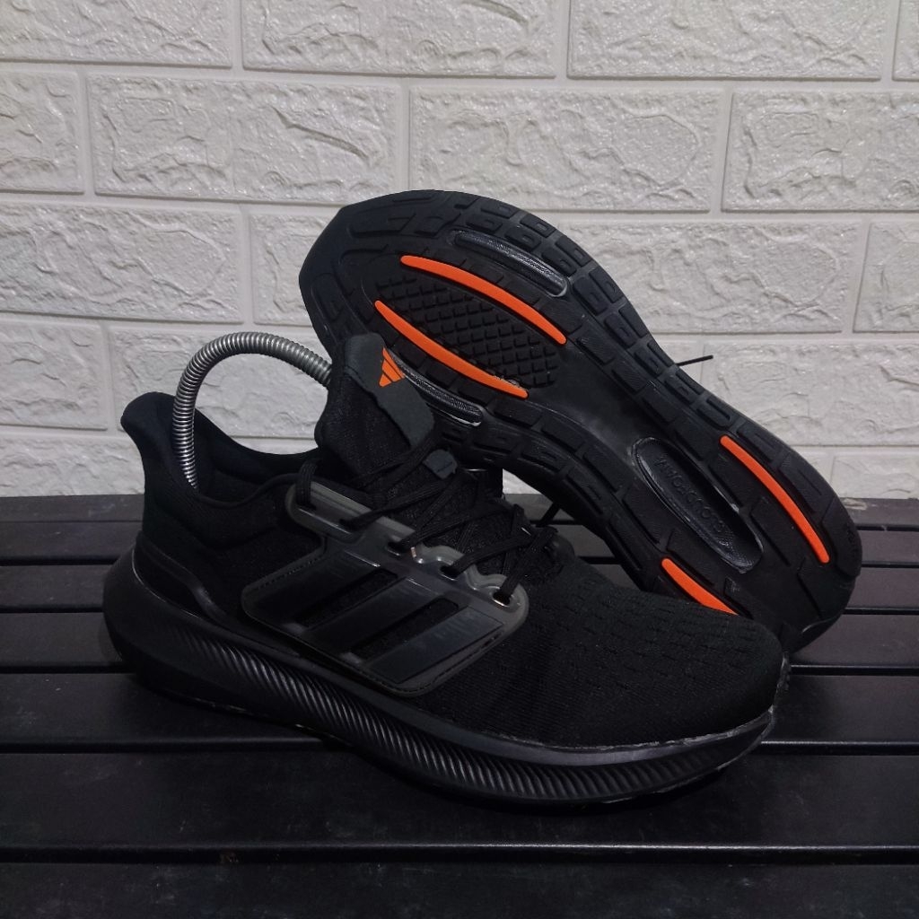 ADIDAS ULTRABOOST SIZE 40 (SECOND)