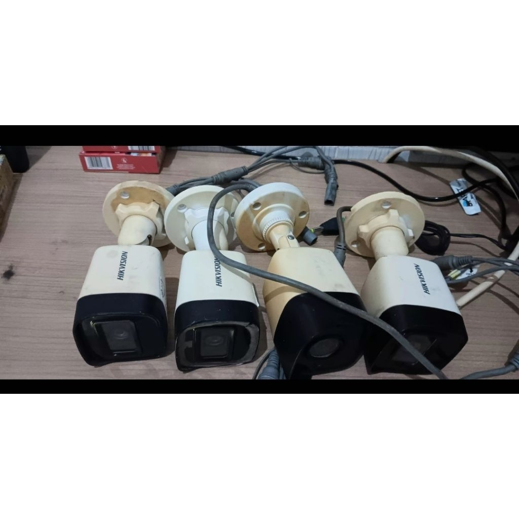 4camera cctv hikvision outdor 2mp. agak kuning