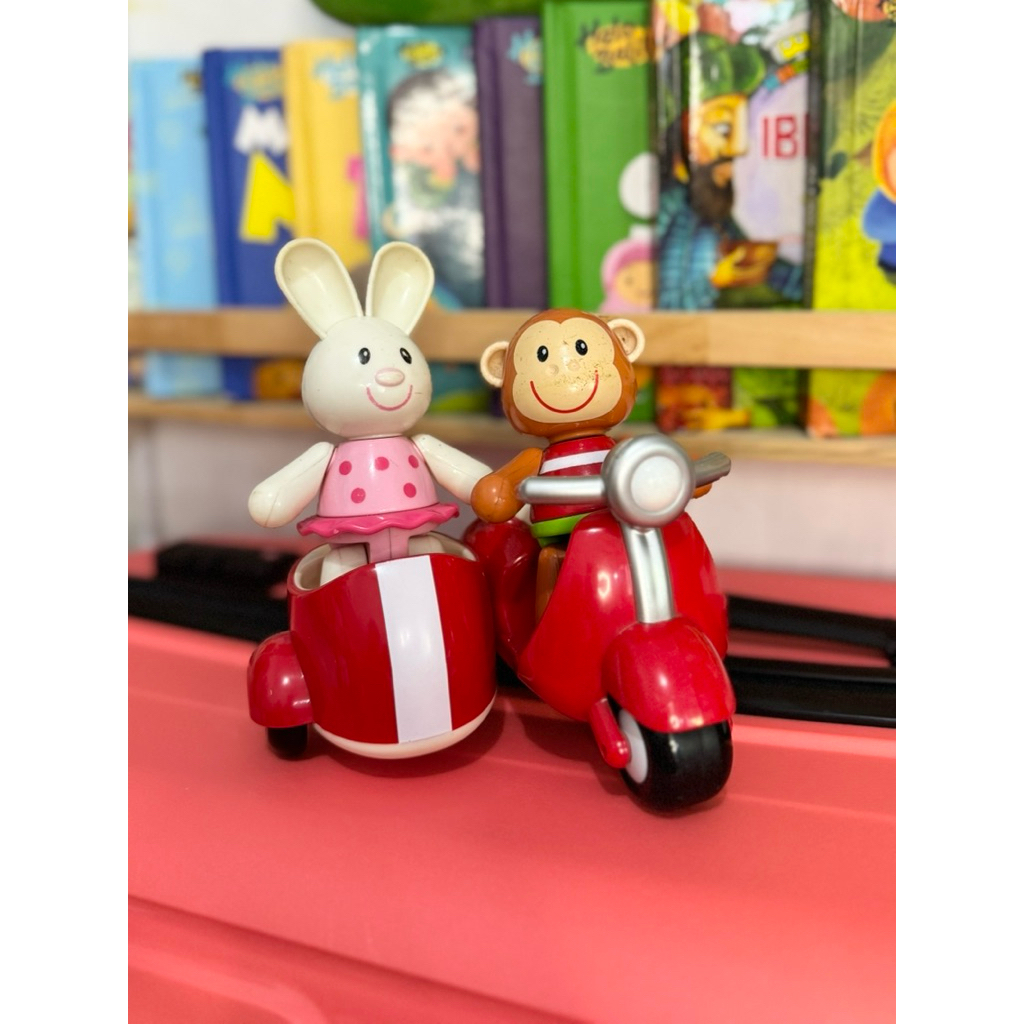 Preloved Mainan ELC ToyBox Vespa Set With 2 Figures - early learning centre mainan anak elc toybox