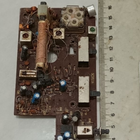 Mesin Radio Tape Lama ( tape - radio FM/AM )